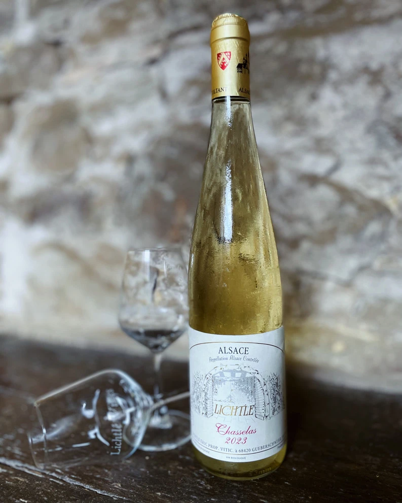 Chasselas med et fyldt glas.
