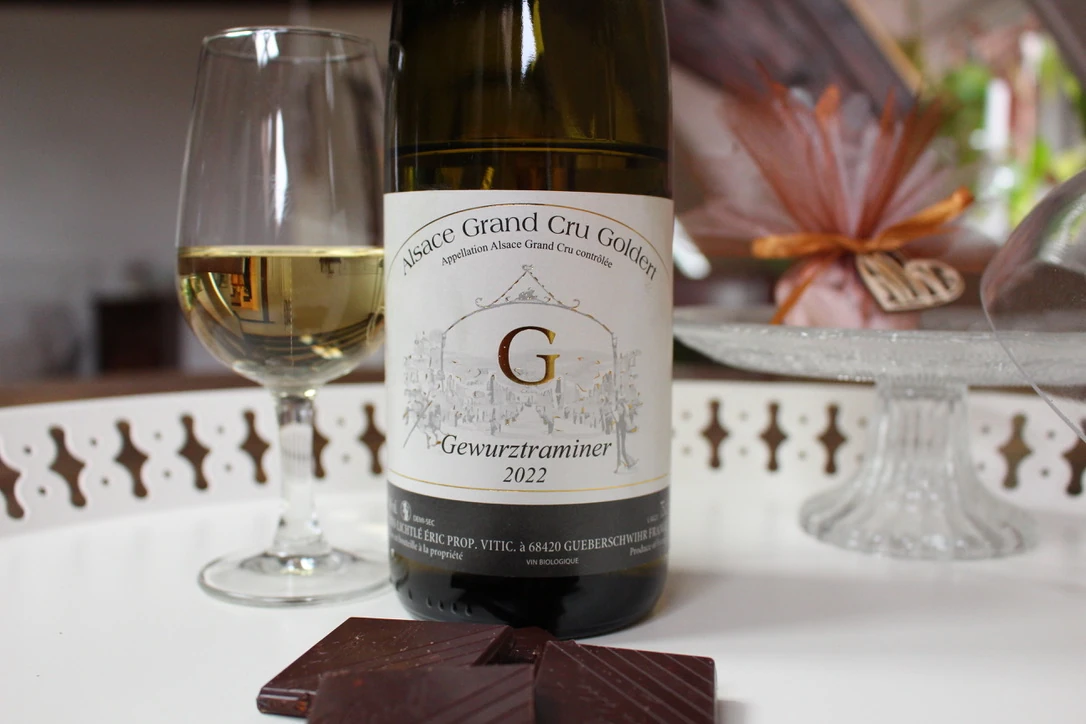 Goldert Grand Cru gewurztraminer med et fyldt glas.