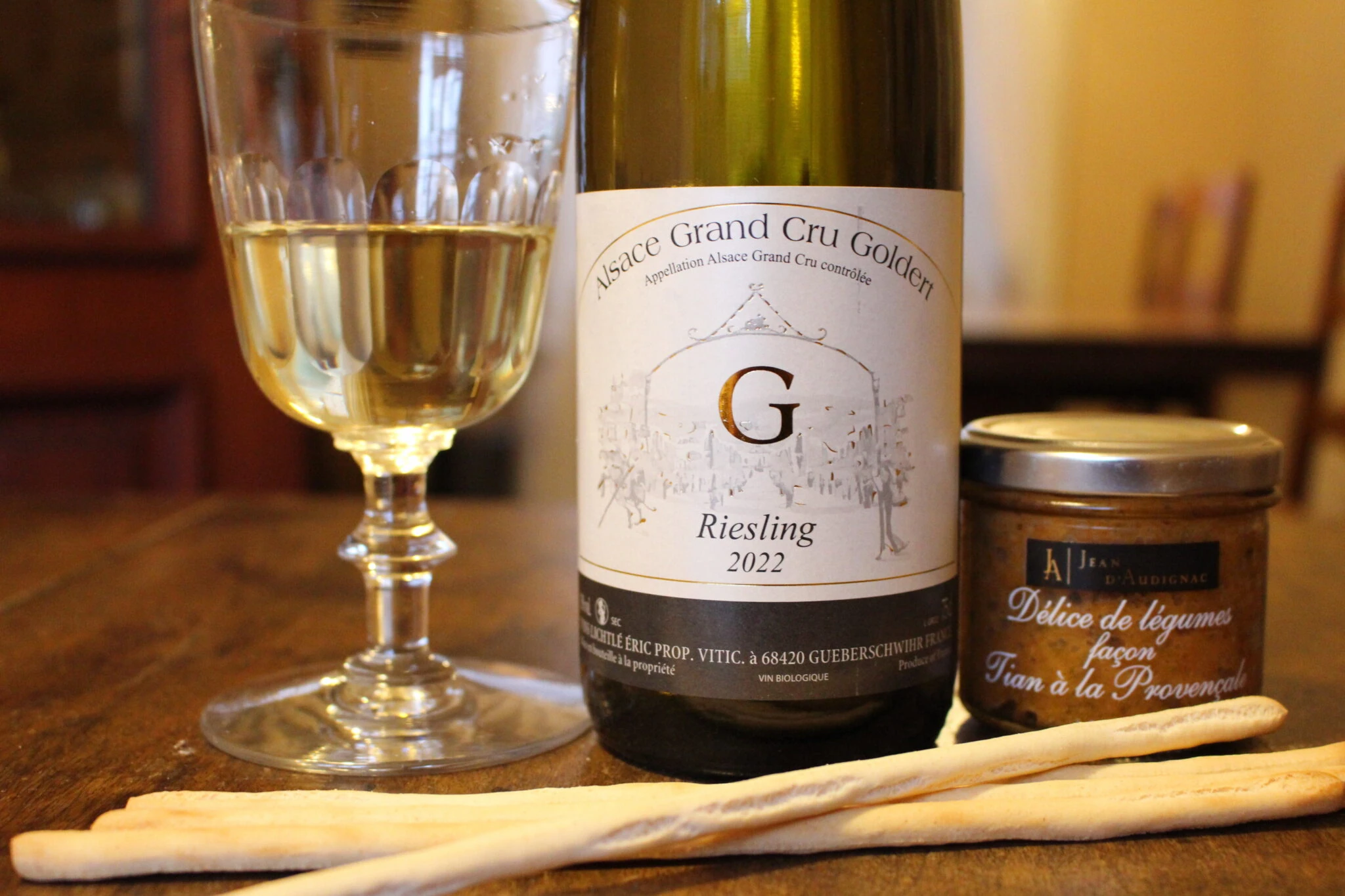 Goldert Grand Cru riesling serveret med en terrine.