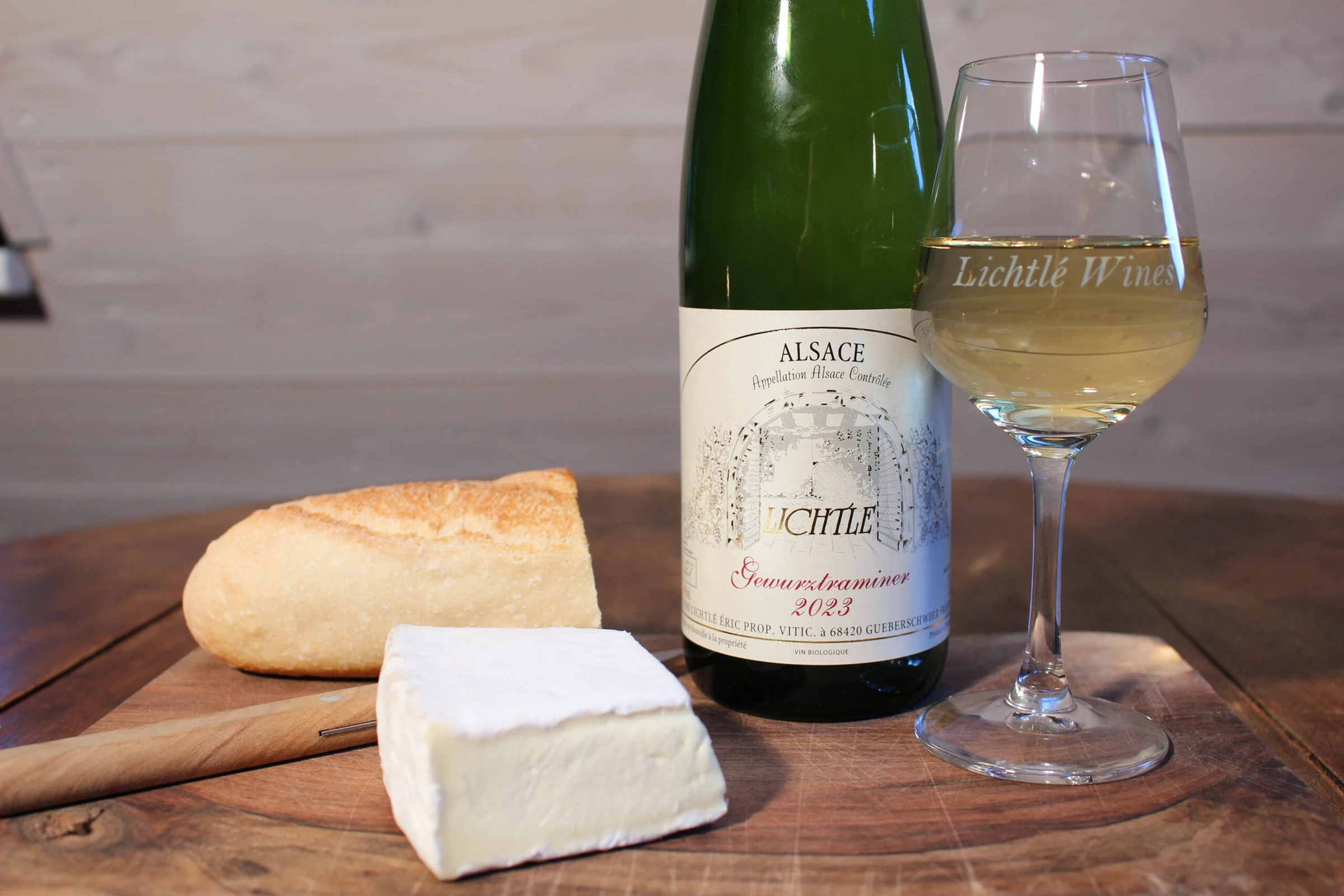 Gewurztraminer serveret med brød og ost.