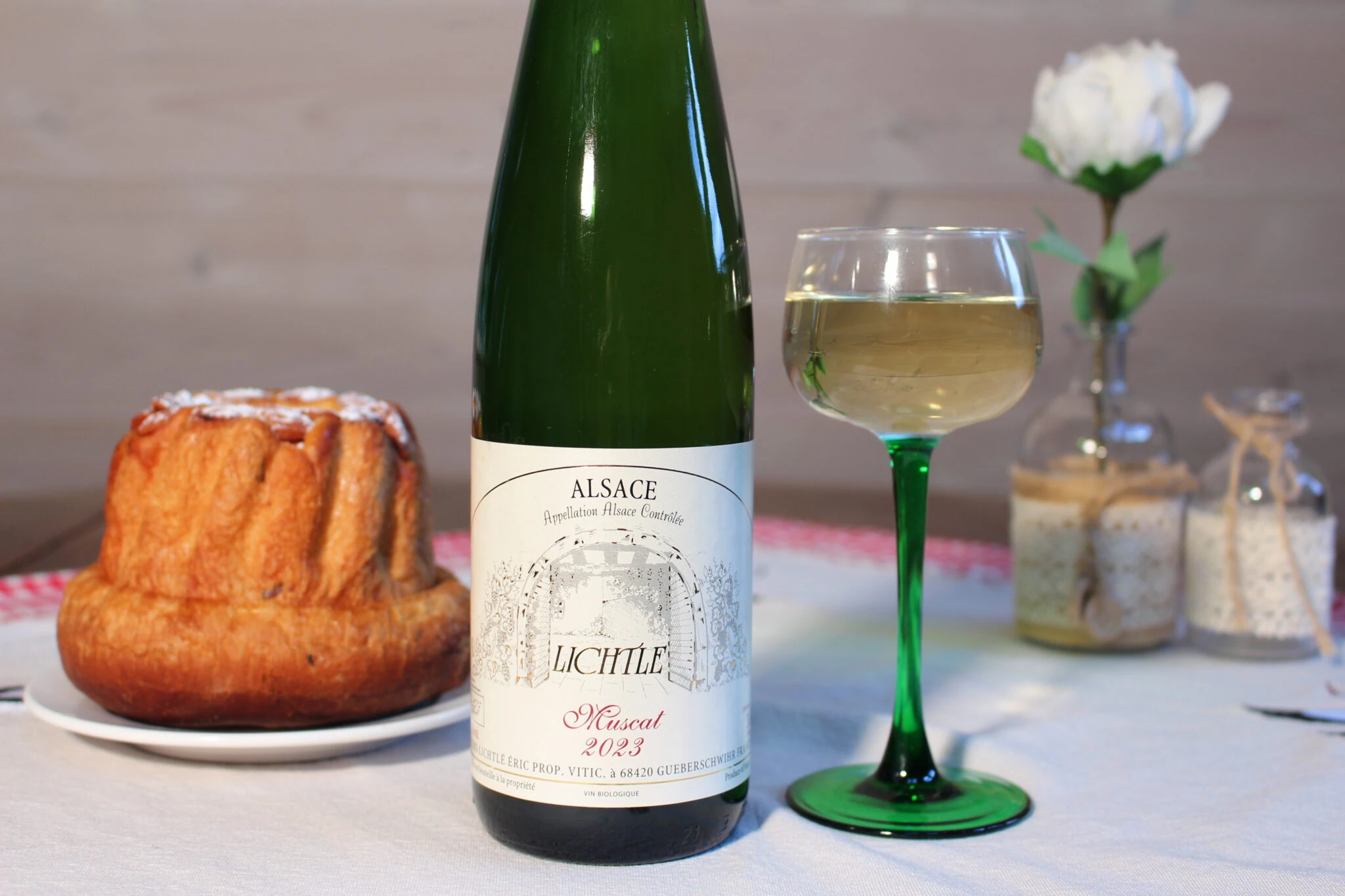 Muscat serveret med en kouglof.