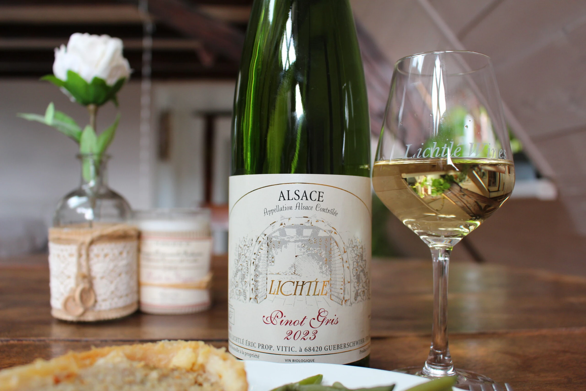 Pinot gris med et fyldt glas.