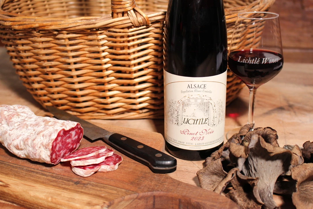 Pinot noir serveret med saucisson.