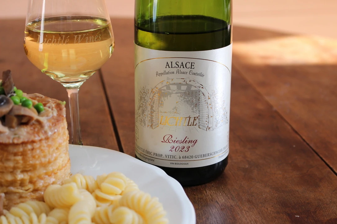 Riesling serveret med en bouchée à la reine.