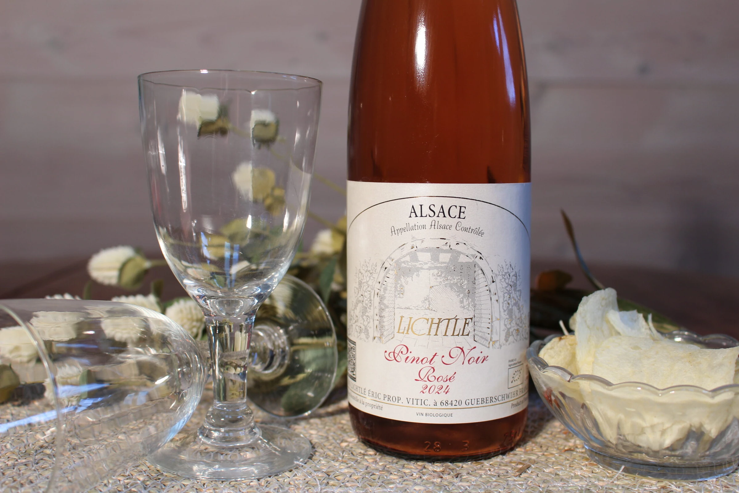 Pinot noir rosé med et fyldt glas.