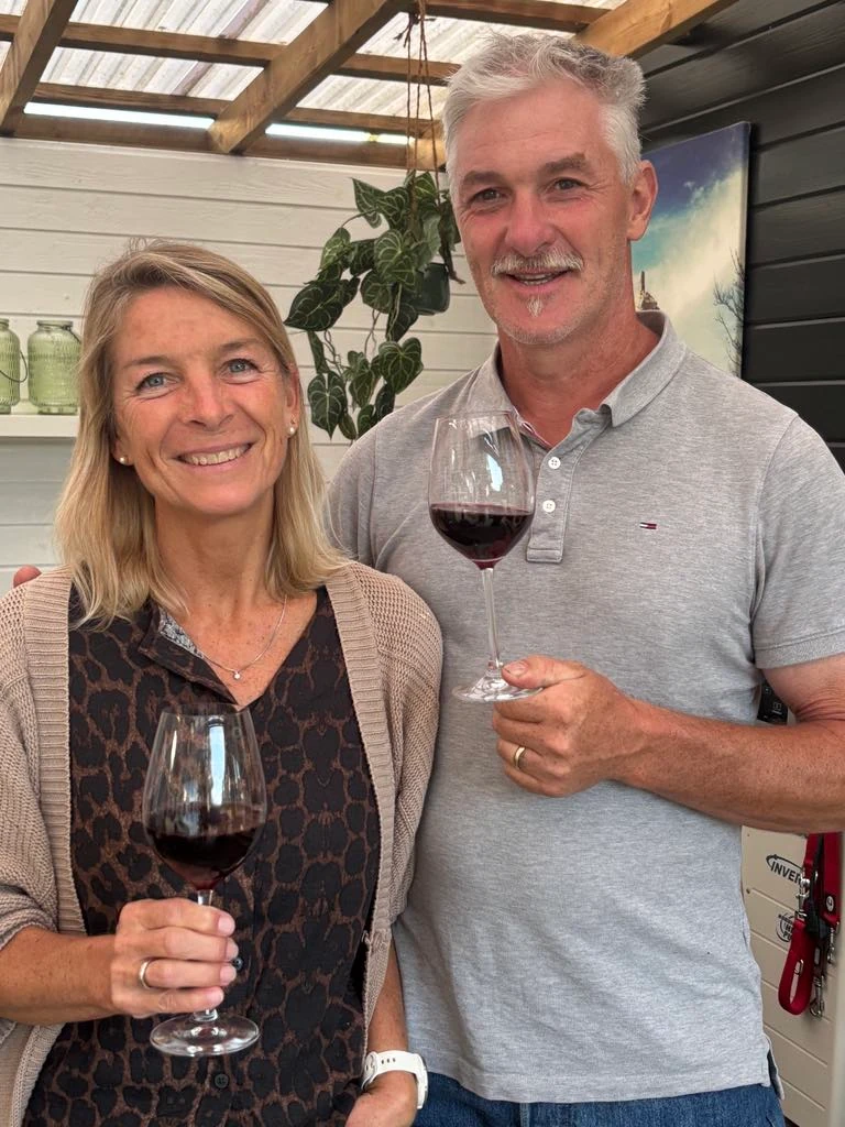 Henriette og Eric LICHTLÉ med et glas i hånden.