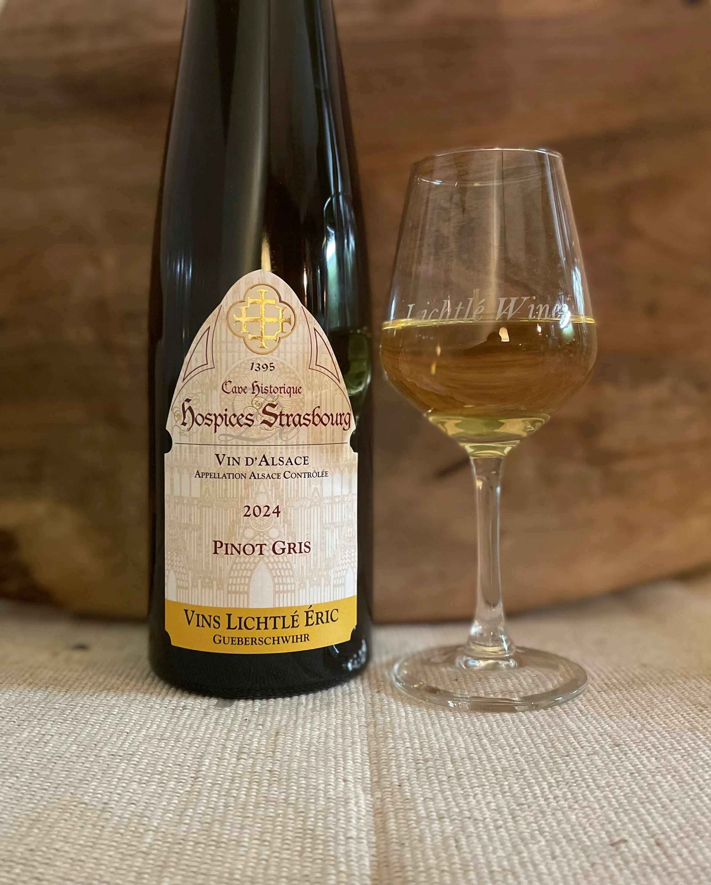 Pinot Gris Hospices de Strasbourg med et glas